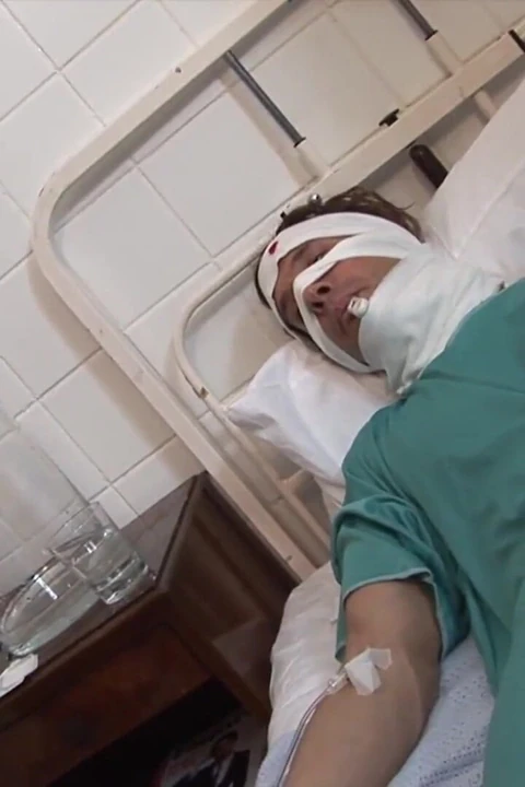 Azgın sarışın canavar bir yarağı emiyor ve sonra boşalmak için biniyor