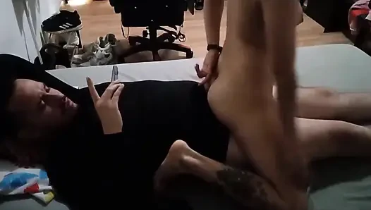 Heyecanlı genç kadın eski erkek arkadaşının intikamı için komşusunun yarağına biniyor