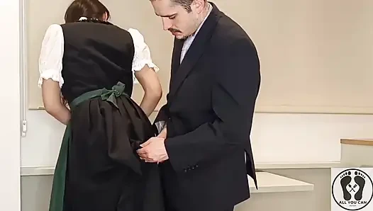 Geleneksel Avusturyalı dirndl giyiyor ve onu sıvazladı