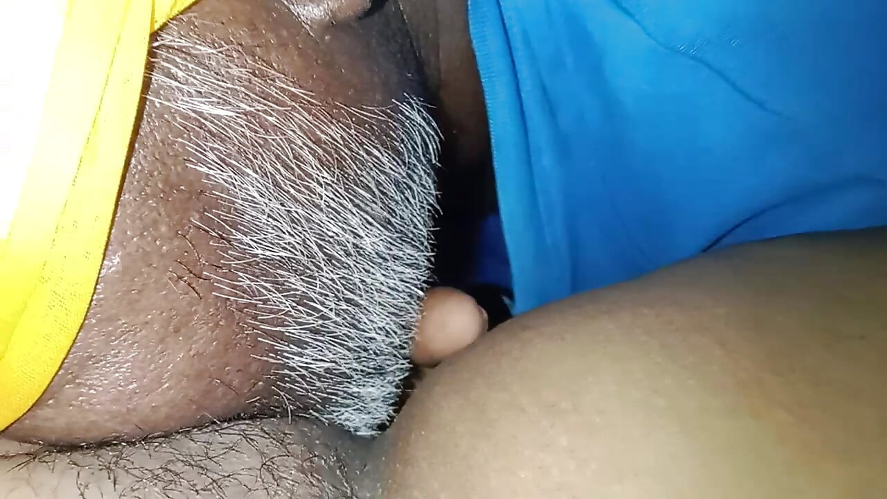 Karım ilk kez sari içinde yanıma geldiğinde, meme uçlarını tuttum ve tombul amına baktım ve çok lezzetliydi