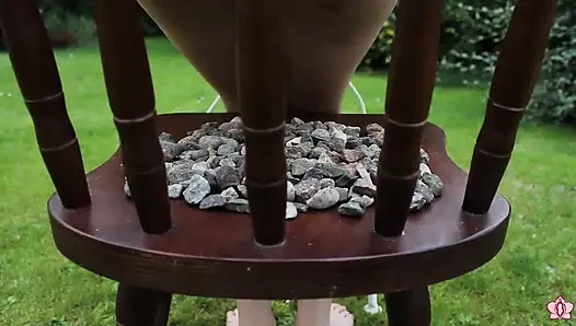 Köle Mila açık havada çürük sopalı poposuyla oynuyor