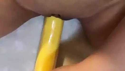 Muzla oynayan bir kadın doktor