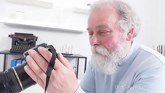 Gri saçlı fotoğrafçı esmeri seks yapmak için baştan çıkarıyor