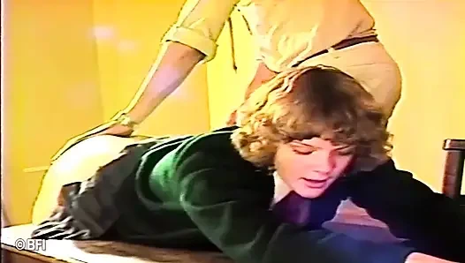 Zavallı genç ateşli kız sınıfta götüne şaplak atıyor