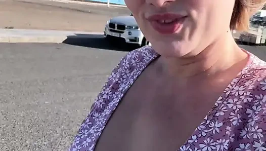 Külotsuz kız amını ve göğüslerini teşhir ediyor derleme