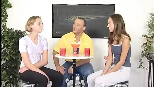 İki güzel genç kız oyuncu seçmelerinde adamın yarağını tatmin ediyor