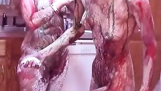 Kızlar birbirlerine ateş ediyor ve mutfak zemininde birbirlerinin güzel göğüslerini boyatıyor