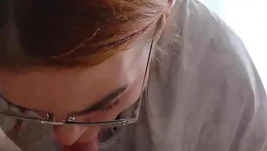 Üvey kız kardeşim, ne sevdiğimi biliyor, sadece sikimi ağzına alıyor ve boşalana kadar emiyor