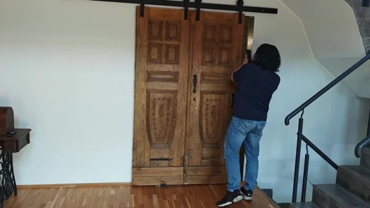 Bir Emlakçı Evli Bir Çiftin Tutkulu Seks Yaptığına Tanık Oluyor Ve Dolaptan Her Şeyi Izliyor.
