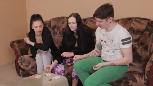 İki seksi kız ve bir adamla komşunuzu sikin kart oyunu