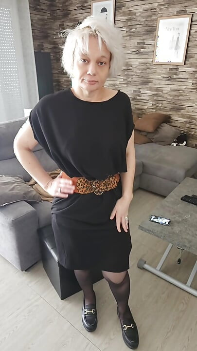 Olgun Sophie iyi bir yüze boşalmayı severken iyi bir emiyor