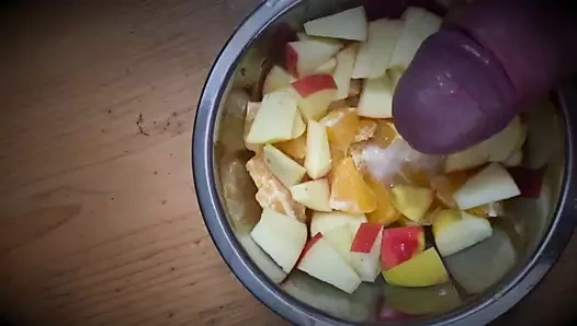 Yemek üzerine boşalmak - kahvaltısını hazırlamak