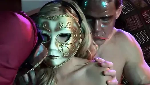 Doğal tutslu sürtük derin sikişiyor