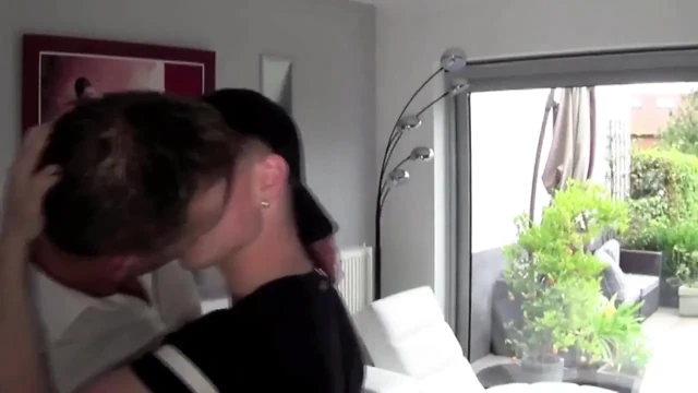 Sarışın twink 20 yaşındaki baba kaslı tarafından sikiliyor