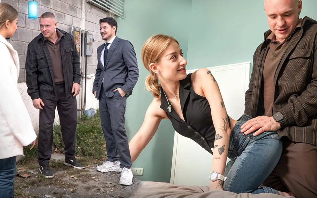 Emlakçı aldatılan kocası işteyken ev izlerken genç karısını sert sikiyor!