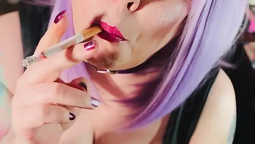 Tatlı bir turta! Muhteşem üvey anne Tina Snua hızlı bir sigara içiyor - sürükleniyor