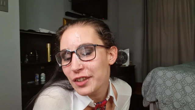 gözlüklü asosyal kız emme dick, Cum üzerinde gözlük