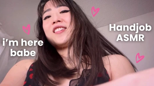 Asyalı kız arkadaşının kucağında yatarken elle muamele çekiyor -asmr