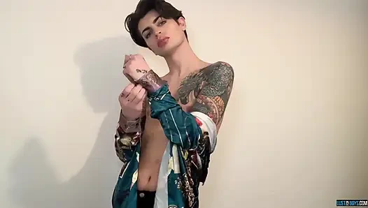 Vuruş yapmak için yaraklı bir oyuncak