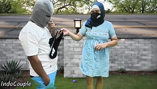 Istri muslim berhijab yang tukang selingkuh pamer memek di depan umum dan nyepong kontol orang asing demi uang viral di jakarta