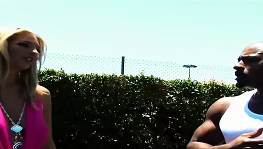 Jordan Kingsley'in orta yaşlı seksi amcığı büyük siyah yarakla derinden sikiliyor