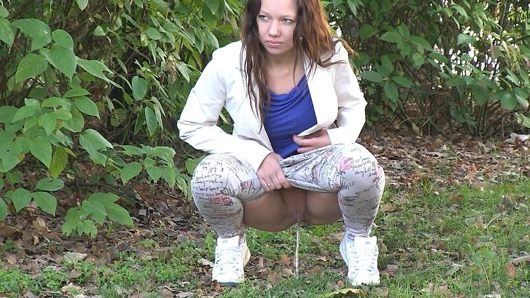 Sevimli esmer bebek ağız kavgası ve işiyor çimenlerin üzerinde