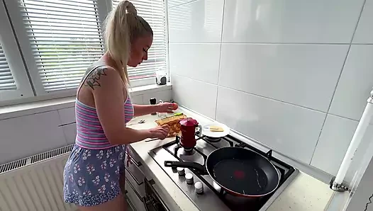 Andre Love için kahvaltıda taşak ve sosis.