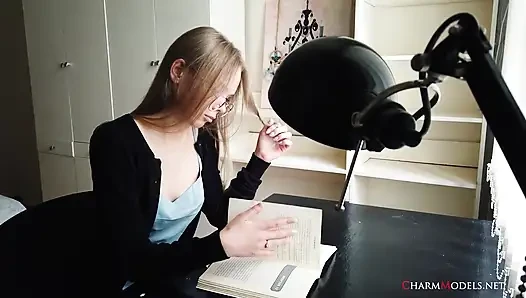 Seksi sarışın sekreter Luise önde gelen göğüs dekoltesi videosu