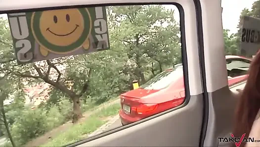 Edepsiz kızlar amatör adamla üçlü sikişiyor