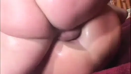Seksi sarışın büyük anal sikiliyor