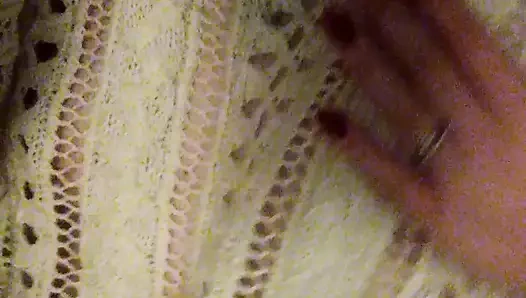 Nazik güzel akşam büyüleyici ev yapımı striptiz ve orgazm ile mastürbasyon. yakın çekim