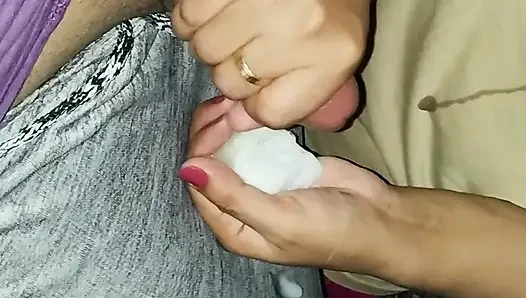 Sana aynı yarağı emiyor ve yarağını boşalttı