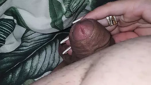 Üvey anne üvey oğlunun yarağını sertleştirmek için battaniyenin altında harika elle muamele çekiyor