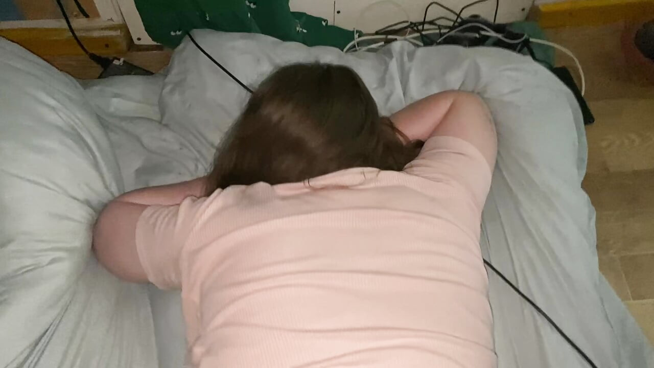 BÜYÜK GÖTLÜ ŞORTLU BIR EVLI KADıNıN GERÇEK EV YAPıMı SEKSI. ÜSTÜNE ÇıKıYOR VE INLIYOR. SOHBETLERLE RUS EVI