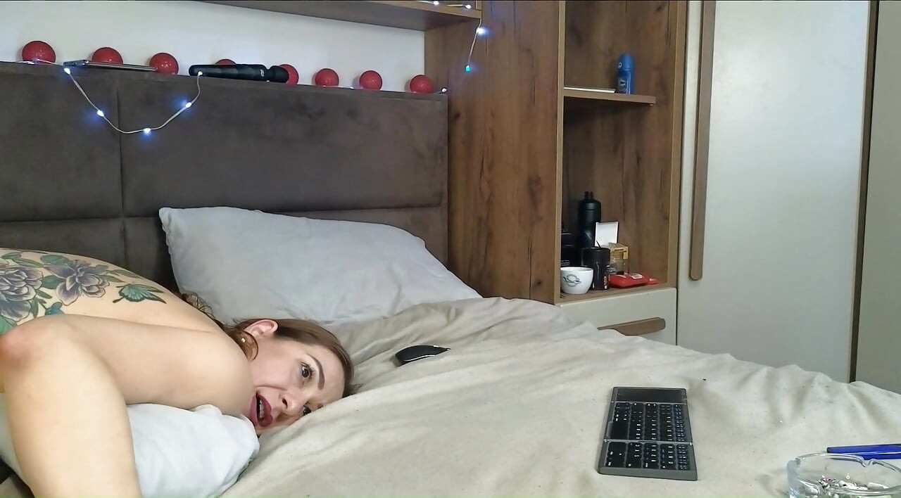 Orta yaşlı seksi kadın adelaide şaplak atılıp sert sikilmeyi seviyor