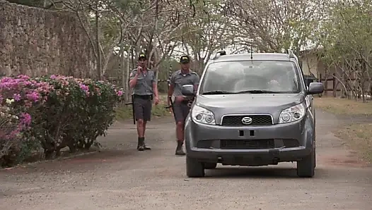 Ada Ateşi açık Havada Amcık Yalıyor Ve Emiyor