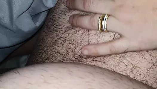 Üvey anne üvey oğlunun bacağına yarağının yanında dokunuyor