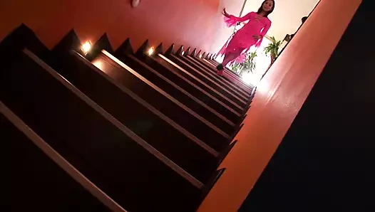 Renkli çoraplarında oynak fahişeler lanet oyuncaklardan zevk alıyor