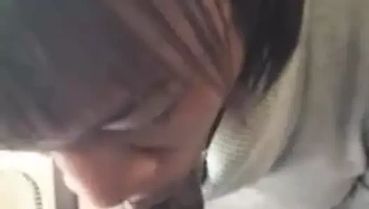 Kesinlikle onun tuzlu odununu emmeyi seviyor gibi görünüyor.