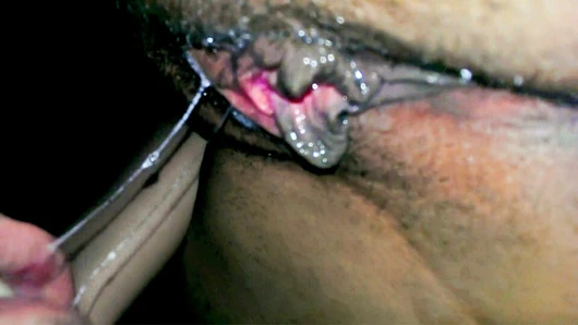 Üvey oğul damlayan amcık suyu içene kadar üvey annesinin ıslak amını yemeye devam ediyor