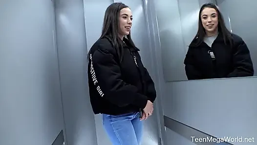 Kameraman sulu bir esmeri memnun ediyor