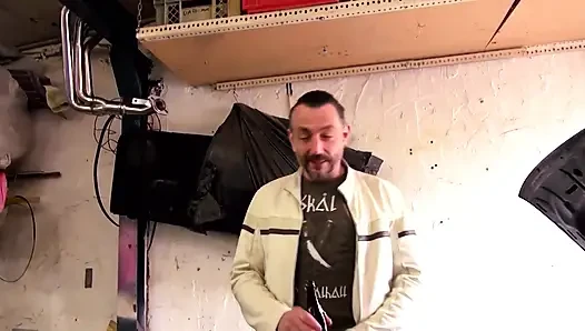 Güzel büyük memeli kız masada sikişiyor