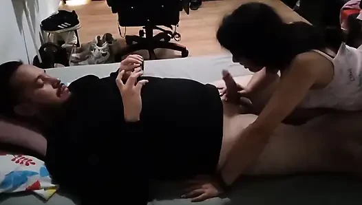 Heyecanlı genç kadın eski erkek arkadaşının intikamı için komşusunun yarağına biniyor