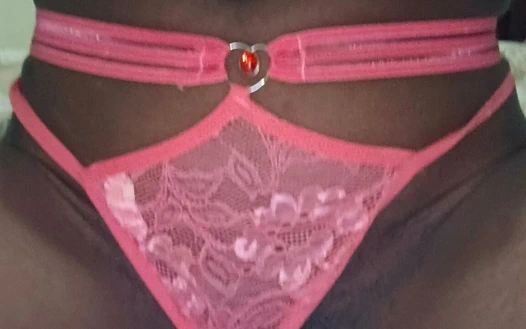 Pembe külotu giyirken dildoyla çok güzelce boşal ve düzenleme yok