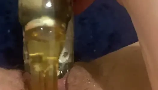 Evli kadın banyoda mastürbasyon yaparken kocası dışarıda