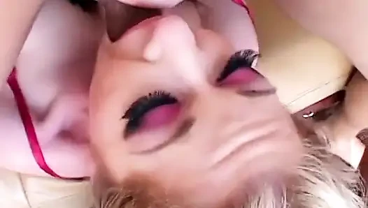 Minyon sarışın baştan çıkarıcı kadın sıvı ağız incisi için iki büyük siyah yarağı yalıyor