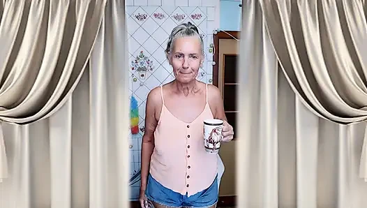Neşeli ev hanımı Lukerya mutfakta flört ediyor