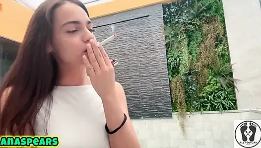 Ateşli sigara içen kız esmer tanrıça sigara içiyor