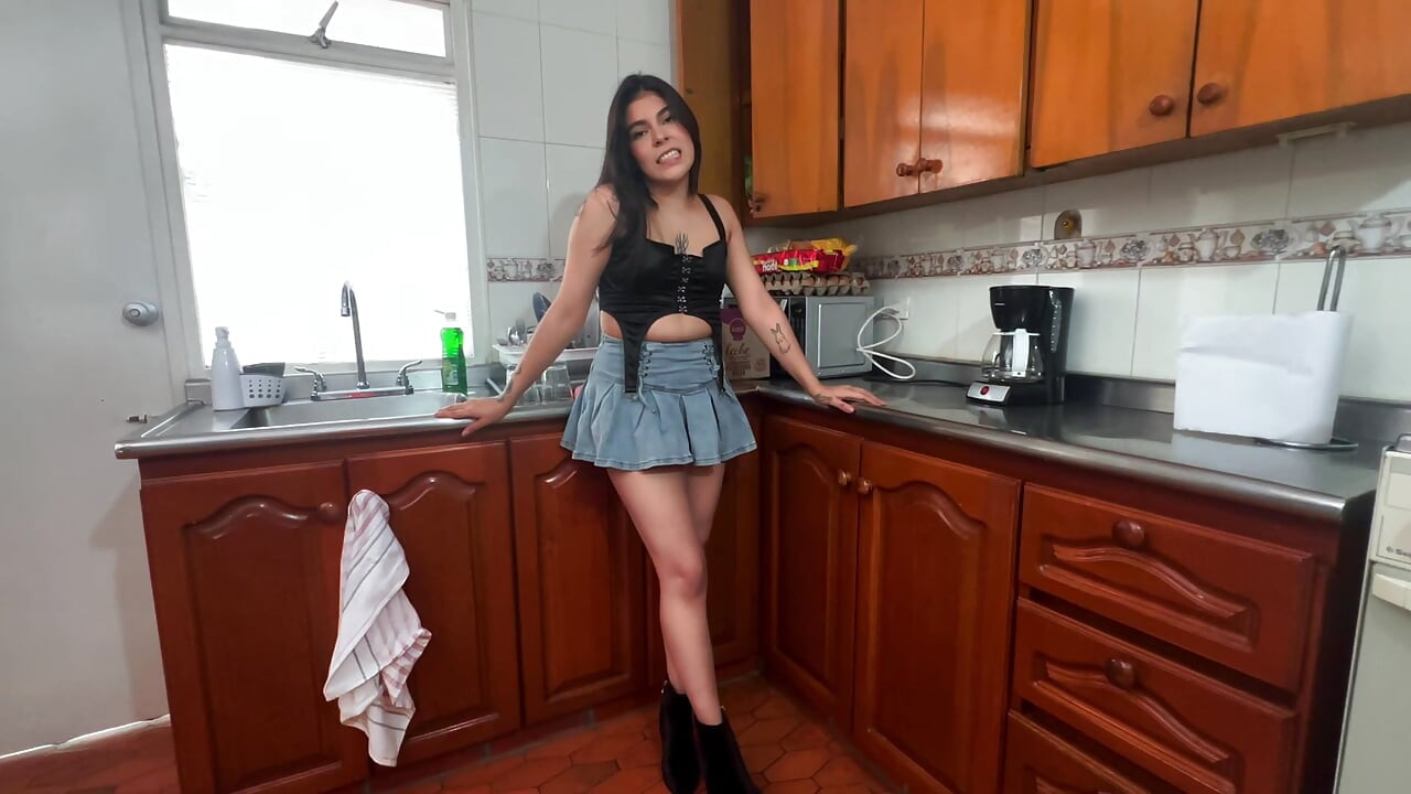 Arkadaşlarimla Dişari Çikmak Istedim Ama Önce Üvey Babama Oral Seks Yaparak Izin Aldim