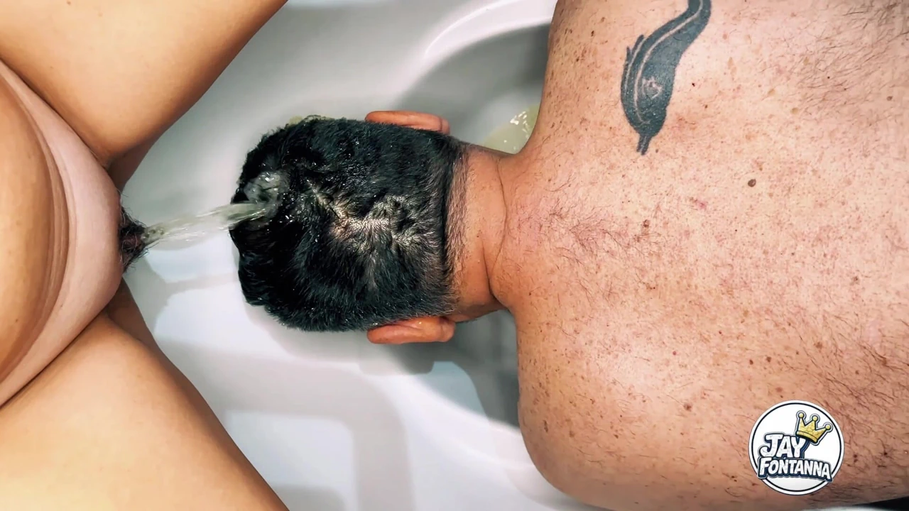 Altın duşla bir köleyi aşağılıyor